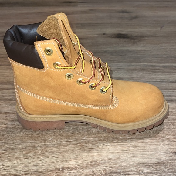 Gently used Kids Timberland Boots - Picture 4 of 9